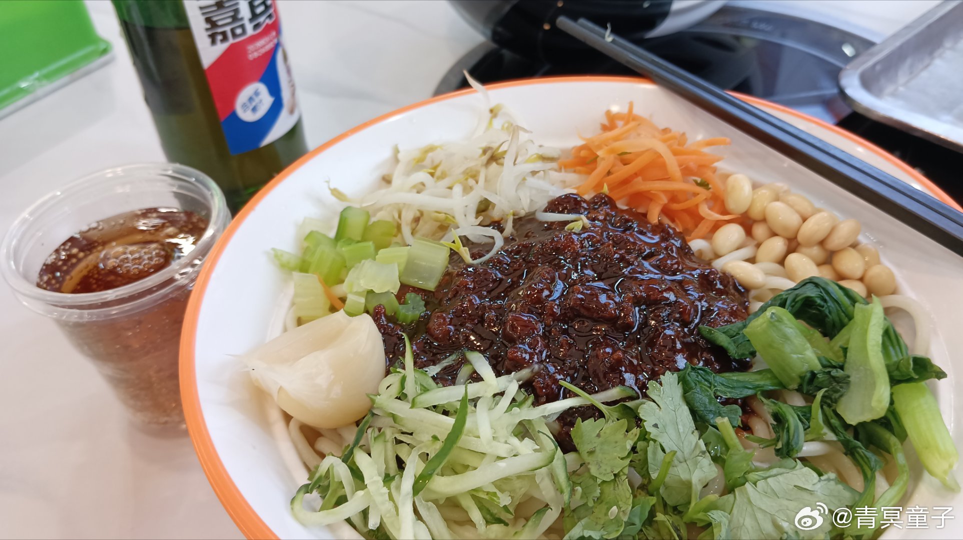 一大碗炸酱面下肚，将工作的烦恼推给晕碳结束后的自己，这何尝不是一种overdos