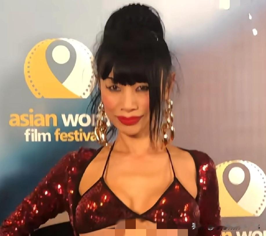 还得是白灵！
60多岁了状态这么能打，
真是时光拿她没办法。
自成一派的穿搭风格