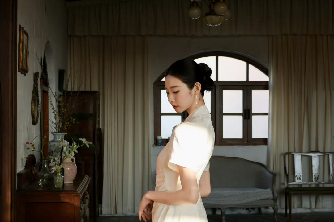 张艺凡古典美人脸 张艺凡的古典美人脸真的太适配旗袍了！眉眼温婉自带古韵，一颦一笑