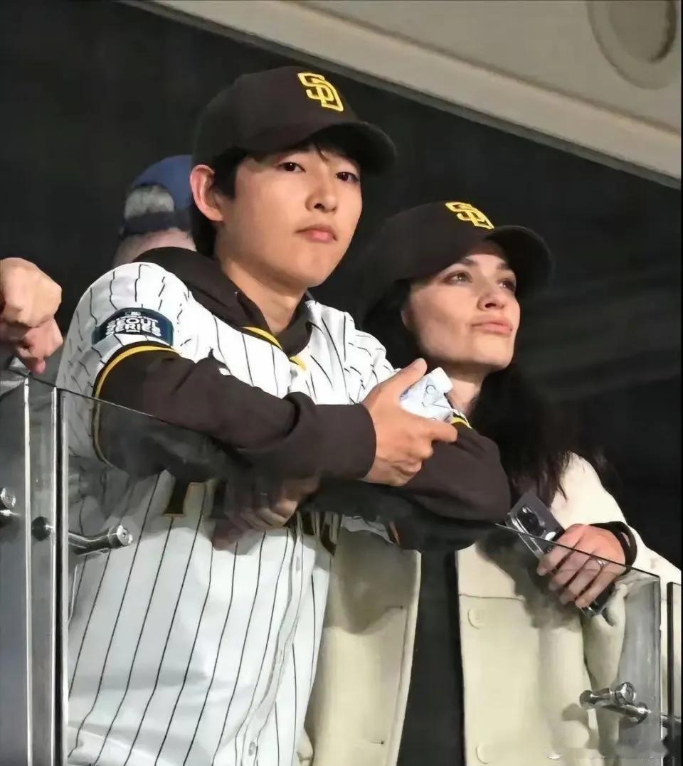 宋仲基和他的妻子，说明他审美也不咋滴，离了那么漂亮的前妻娶了一个老得快的西方人 