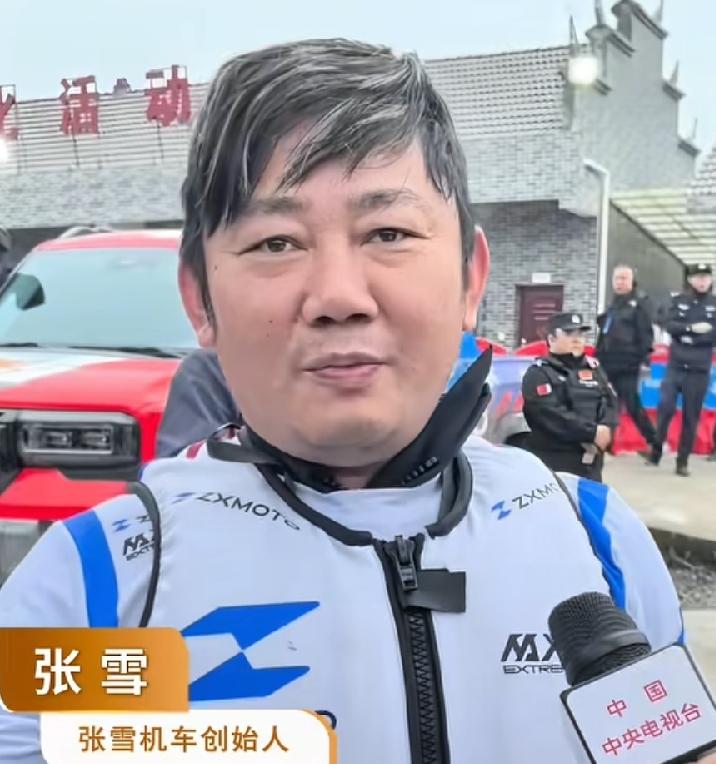张雪与妈妈何琼。长相对比。
这长得一点不像，除了大鼻孔、塌鼻子，勉强有一点像，不