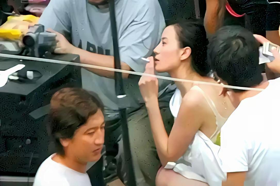 哇哦！宋佳吸烟的姿势颇为优雅，瞧这模样，显然是个资深烟民。
宋佳在象山蹲着抽烟的
