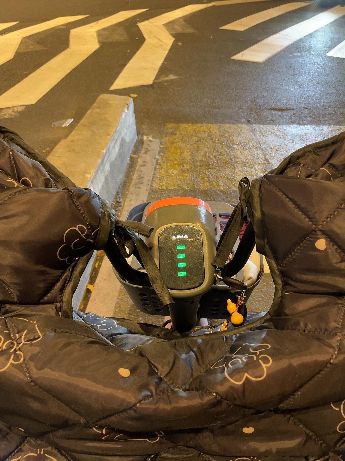 本店接下来的主营业务，将与如何提升冬日里骑电瓶车的幸福感高度相关，简称，冬日恋歌