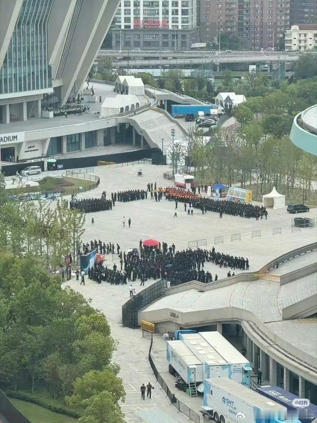 时代少年团上海演唱会安保 ​多的吓人了 一个演唱会这么大阵仗最后还是灯牌好多啊哈