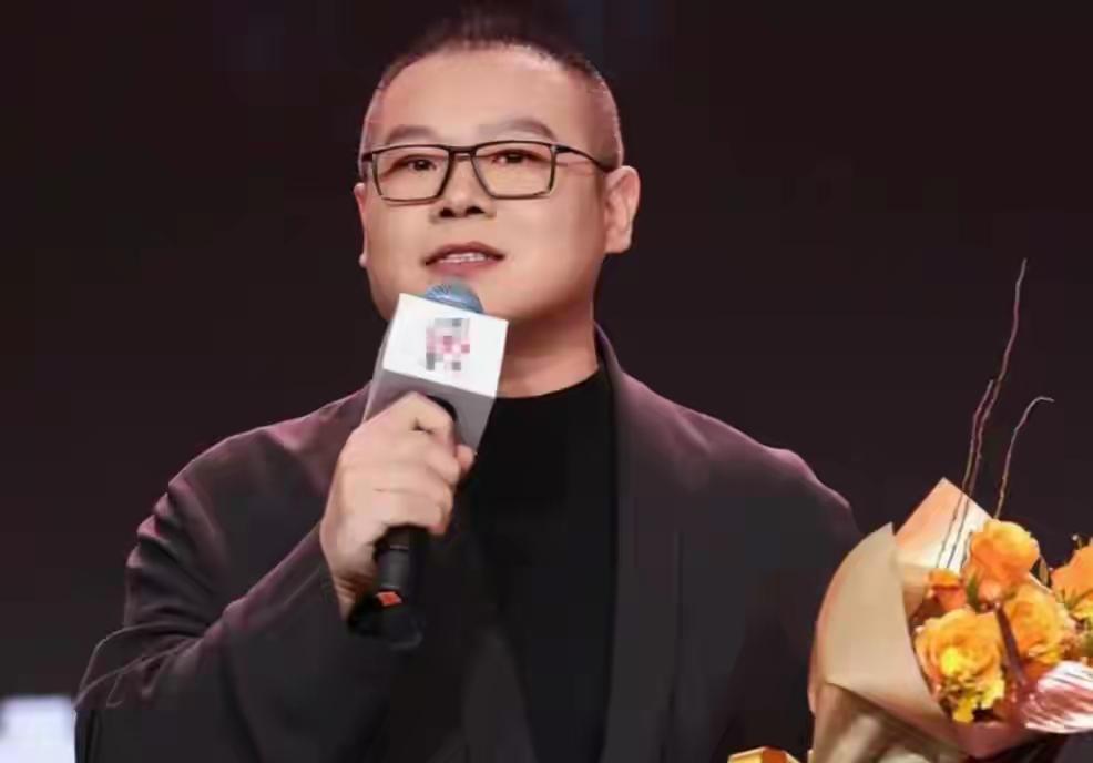 搜狐时尚盛典上，岳云鹏获“年度跨界人物”称号，打破大众对他的固有印象。他以相声起