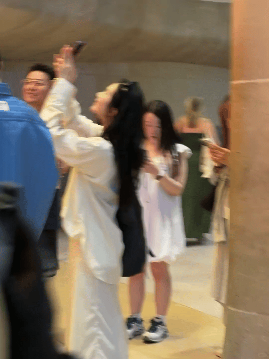 西班牙偶遇刘诗诗网友西班牙圣家堂偶遇刘诗诗，这侧颜干干净净好迷人好有气质！！！ 