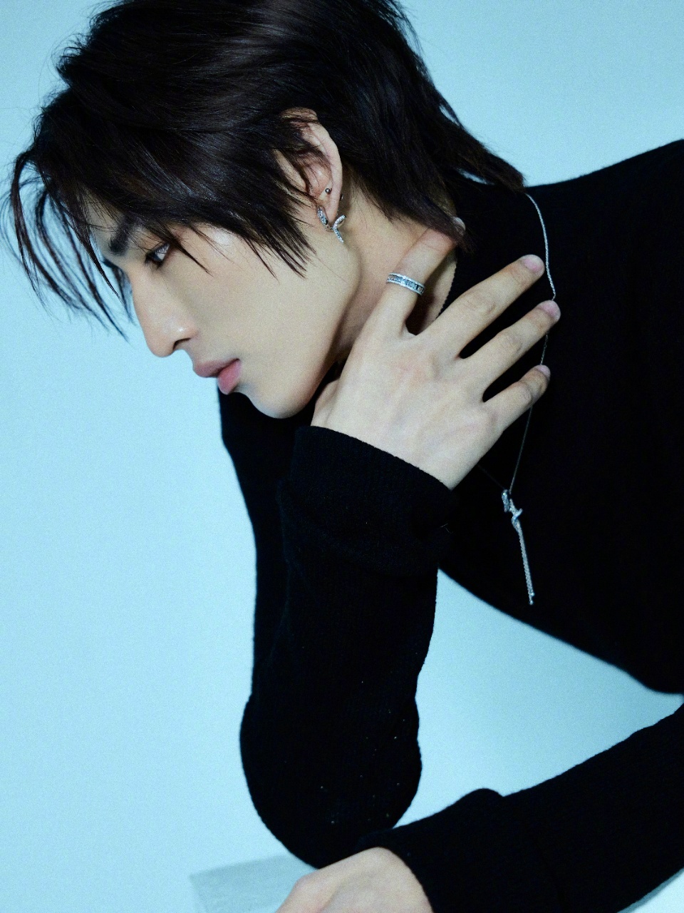 林秋楠 轻点帅林秋楠请停止散发魅力！这张脸真的太抗打了，侧颜轮廓清晰到犯规，眼神