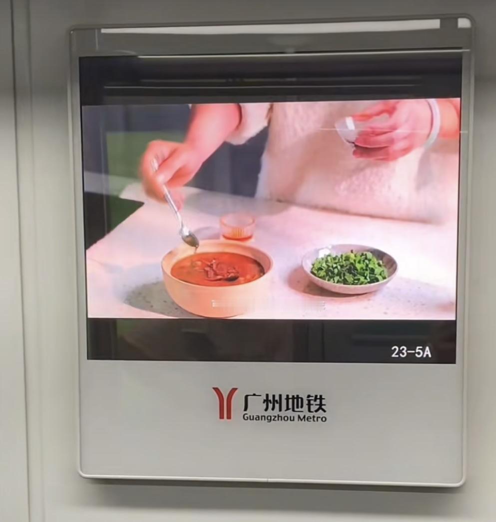 广州地铁是有它独特魅力的，美食和树洞留言真的能抚慰人心。别的城市地铁都是播新闻播