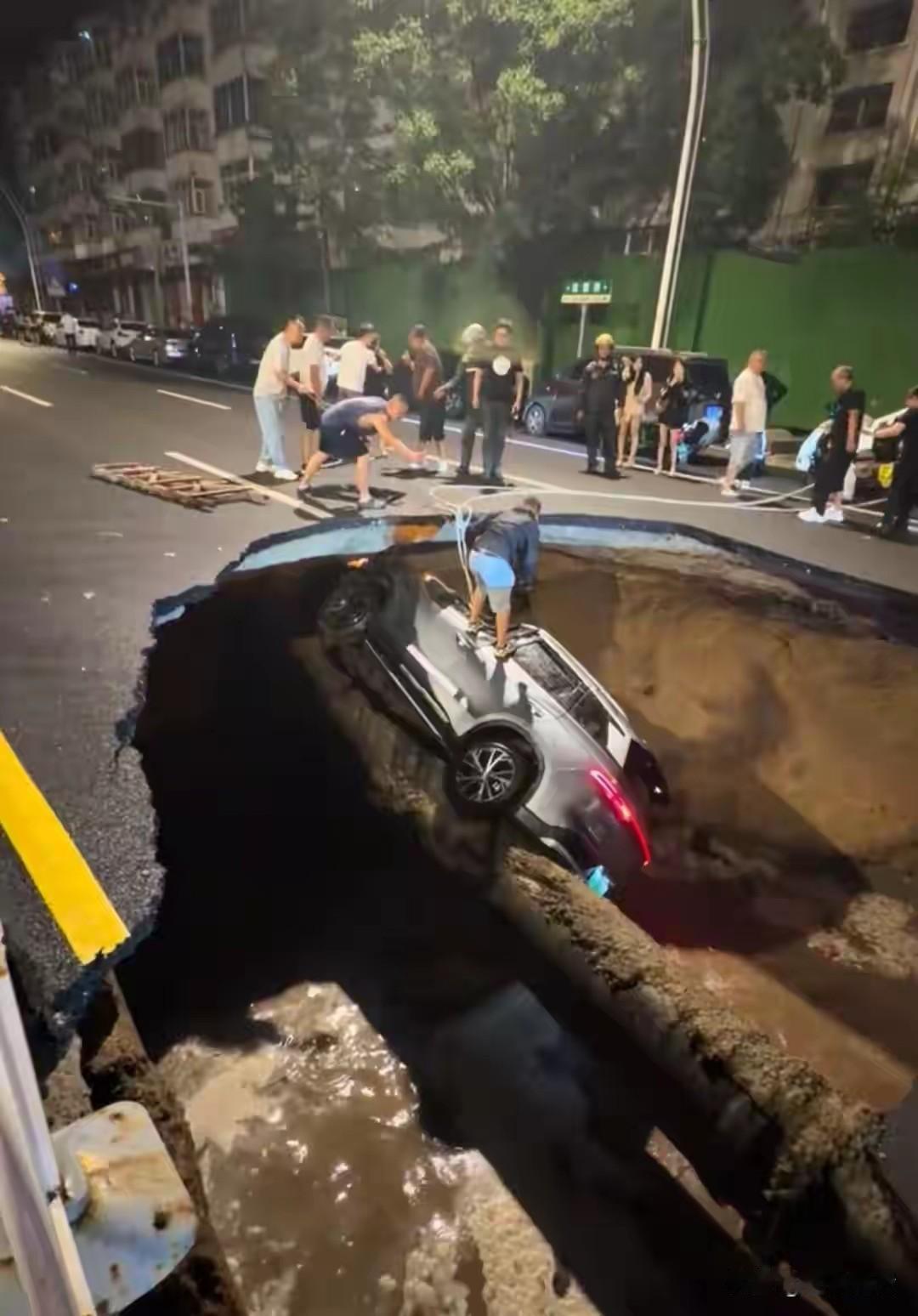 重要提醒！雨夜出现千万要提高警惕！7月10日晚，河北省张家口市一马路发生塌陷，造