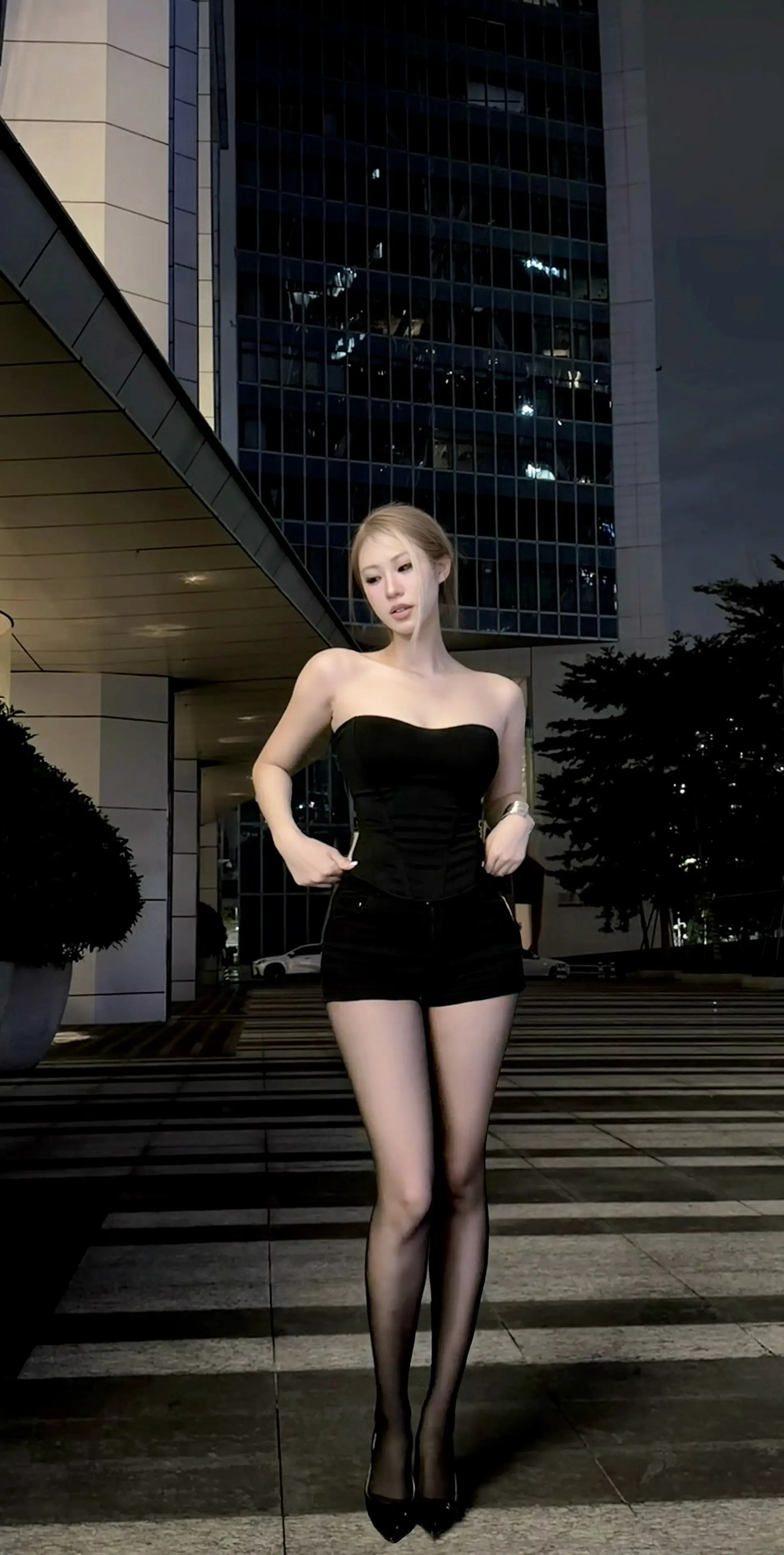 我和她比不了 她还没我肩膀高。