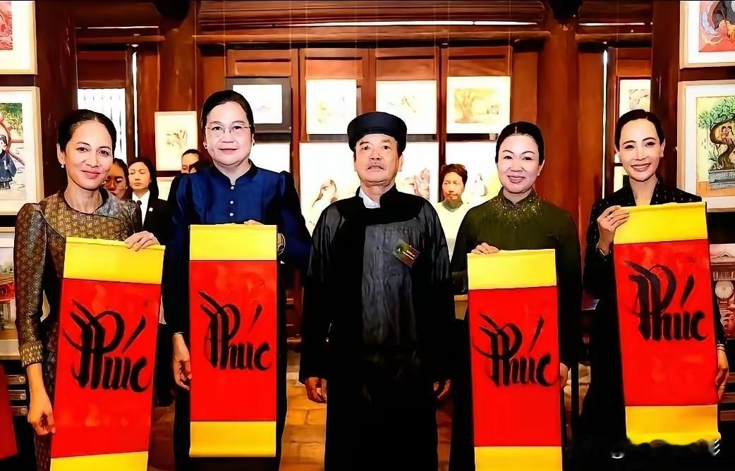 越南有了新发现，东盟四国夫人前往河内文庙，一切仿佛都回到了古代。她们身着祖先的服