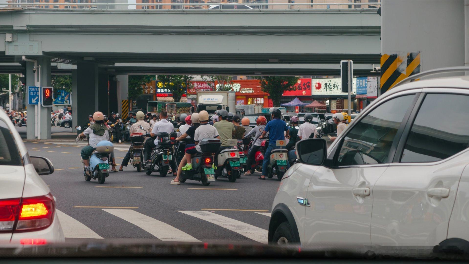 海口的摩托大军有点离谱了不塞车才怪呢 ，比广州还恐怖 海口