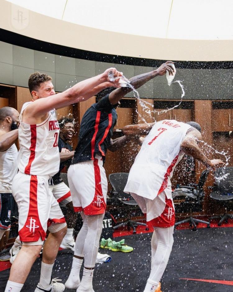 罚球又一次成为了火箭队的难题。今天火箭队不敌公牛队，火箭中锋申京虽然砍下了三双数