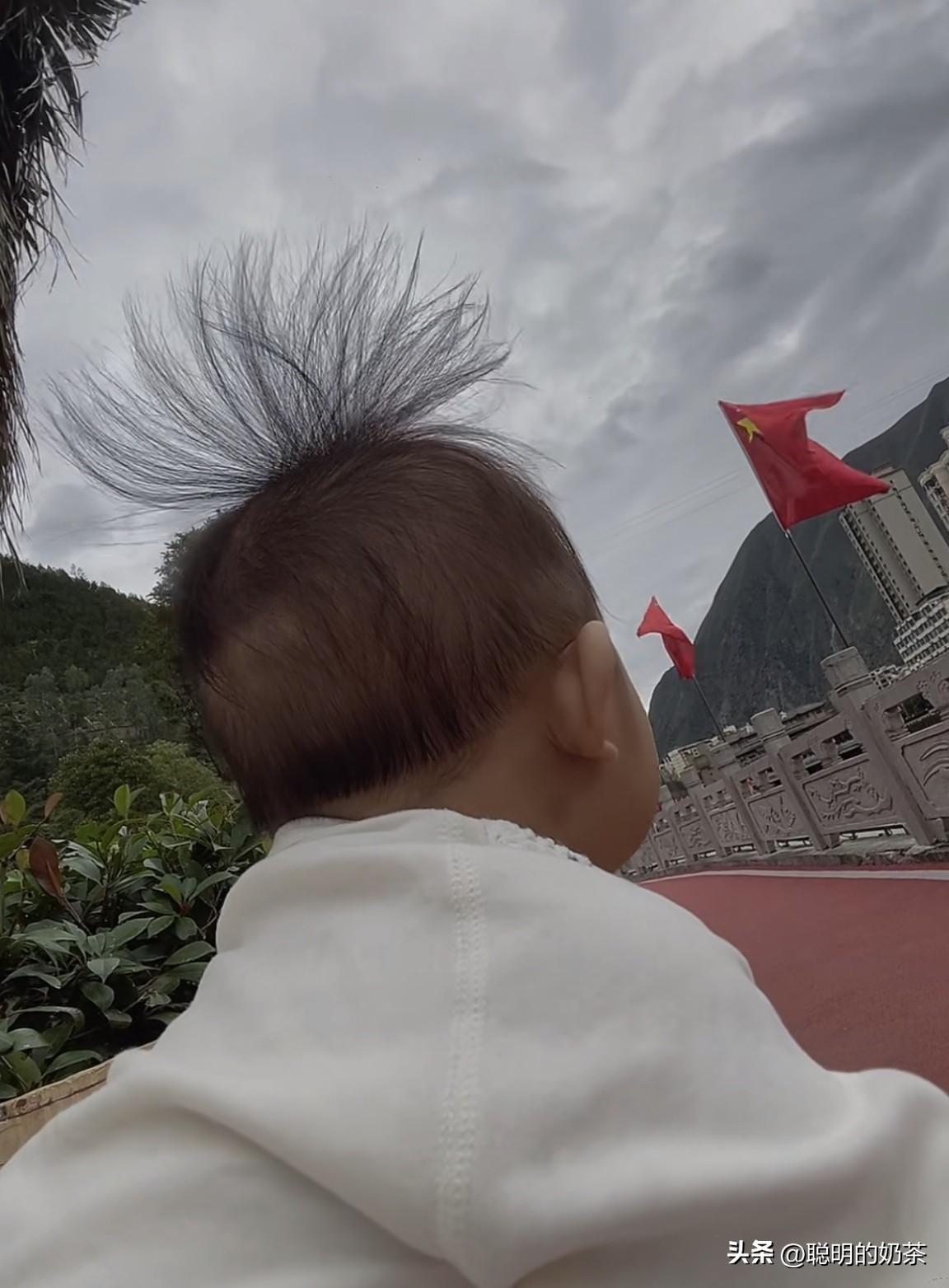 和你们头发多的说不清楚……
头发茂盛的宝宝们能不能分我们一点！哈哈……