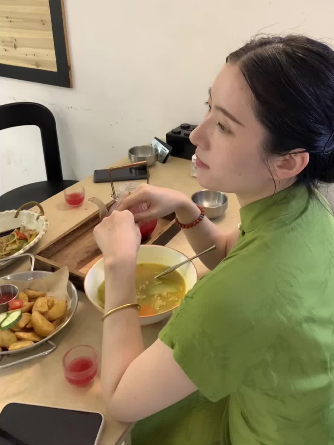 我的妻子，是一位美丽的东方女人旗袍