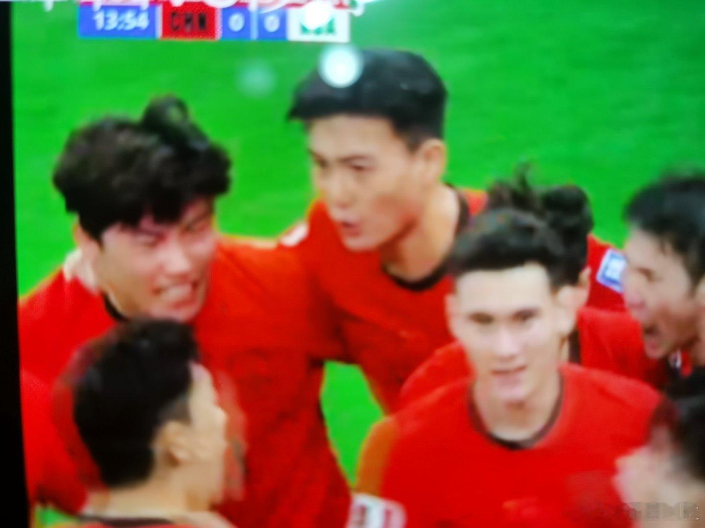 #国足vs沙特##国足进球了# 16分钟，蒋圣龙破门！（也可能沙特乌龙）意想不到