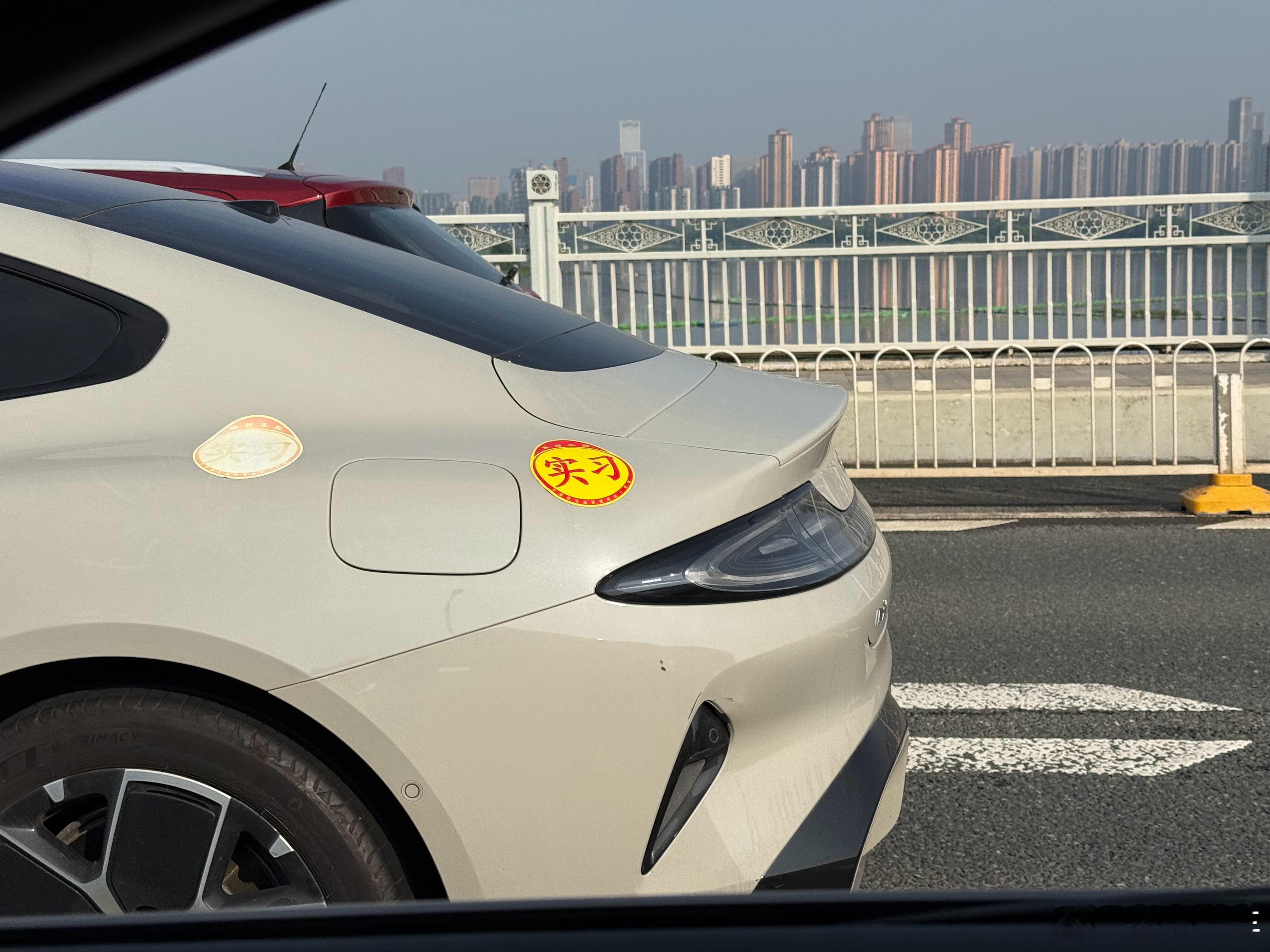 有着实有点不理解，这实习是贴给谁看的[允悲]小米su7 ​​​
