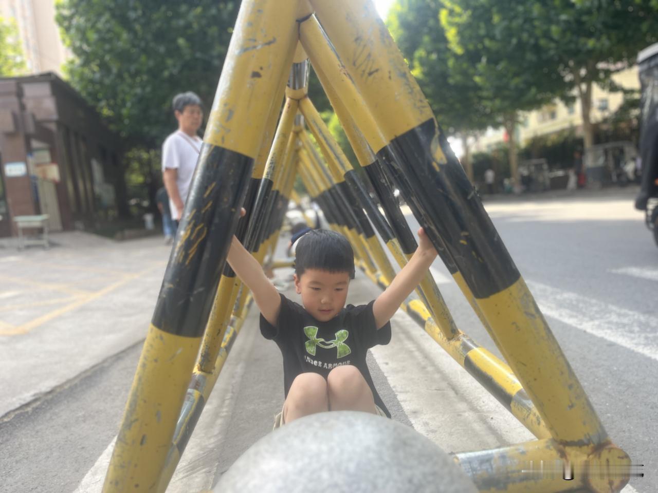 普通人家都有多少存款

几个小孩子在我家玩耍交谈。
邻居家的那一个说，他爸爸的支