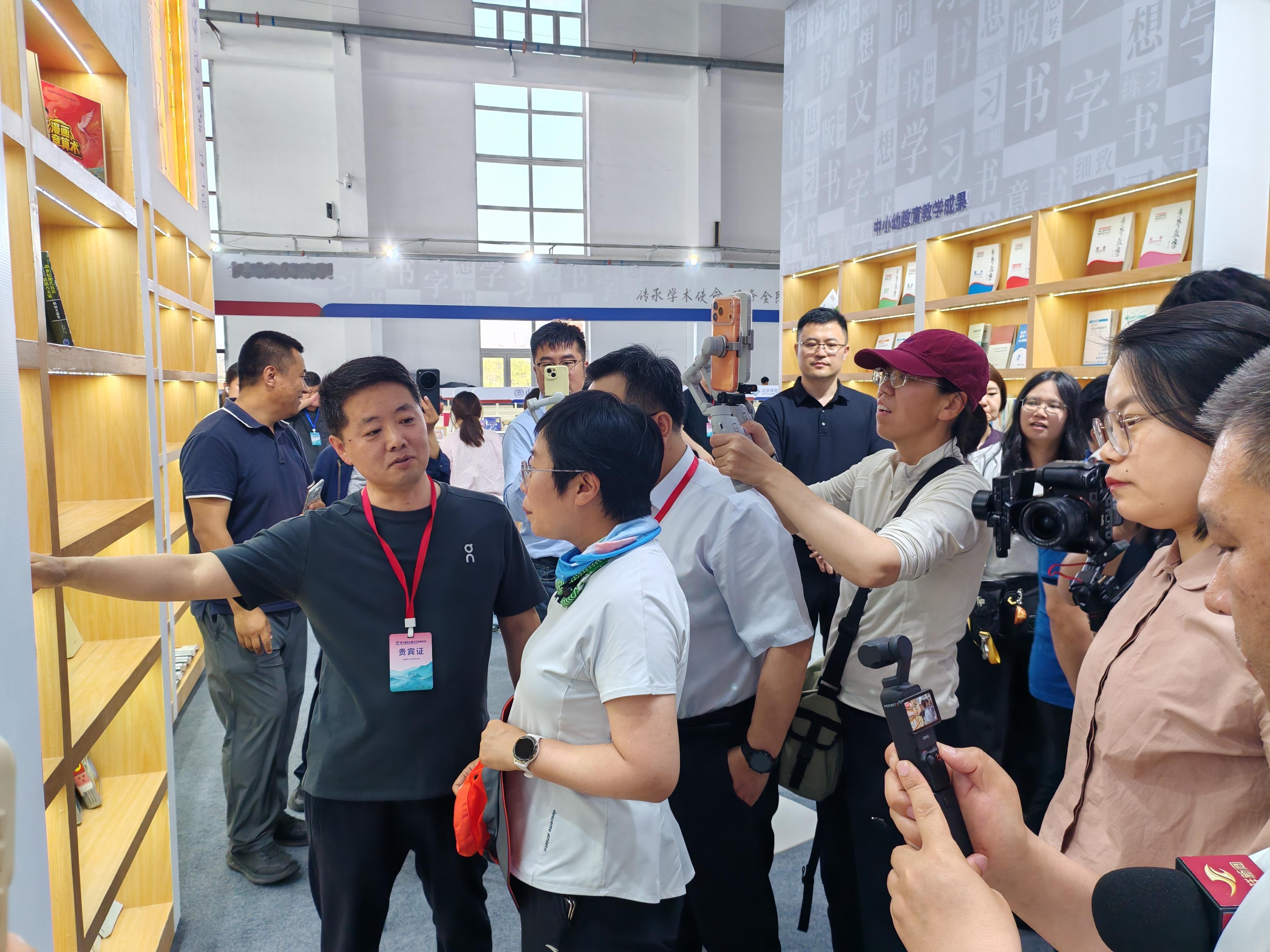蒙曼老师逛东北书博会蒙曼老师逛长春书博会，满眼书香，步履从容。她说，东北的夏日与