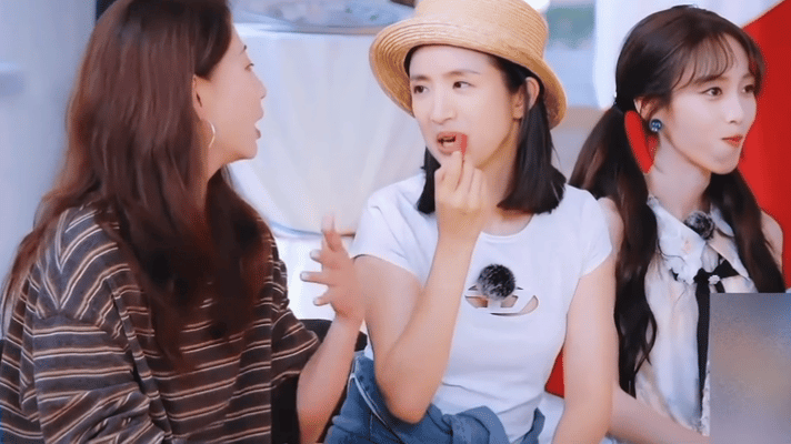 殷桃对林依晨说我保护你殷桃说爱看林依晨的戏花儿与少年被殷桃与林依晨的互动狠狠暖到