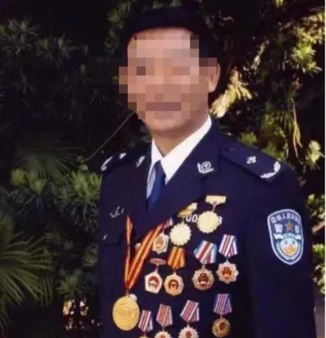 1992年，一名缉毒警察受邀参加颁奖仪式，由于主办方的失误，不小心切成了直播，导