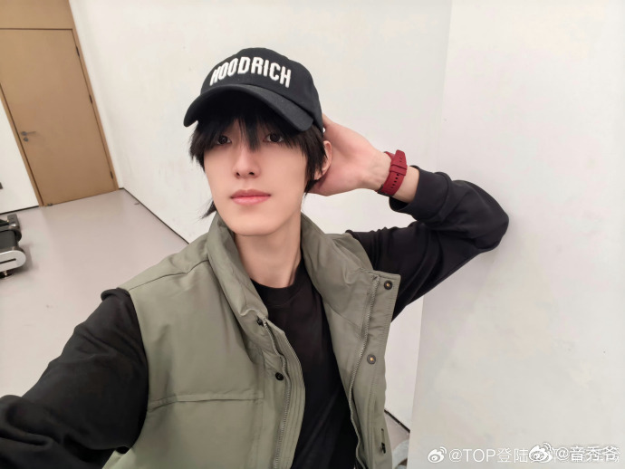 张泽禹展示新手机壳 谁能拒绝展示抽象手机壳的张泽禹，他一脸淡定地拿出新手机壳，明