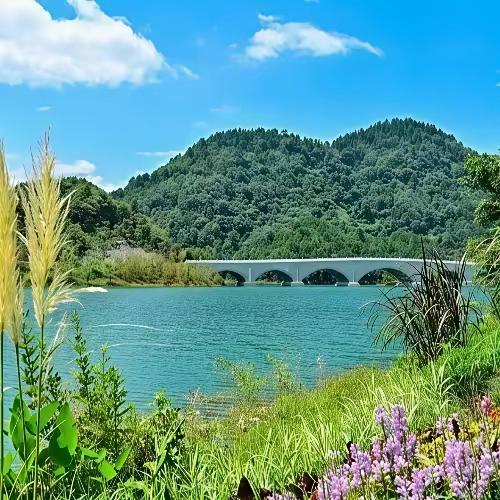 外卖骑手配送超时，给不给差评还真得看情况。
有些消费者是“差评派”，他们觉得时间