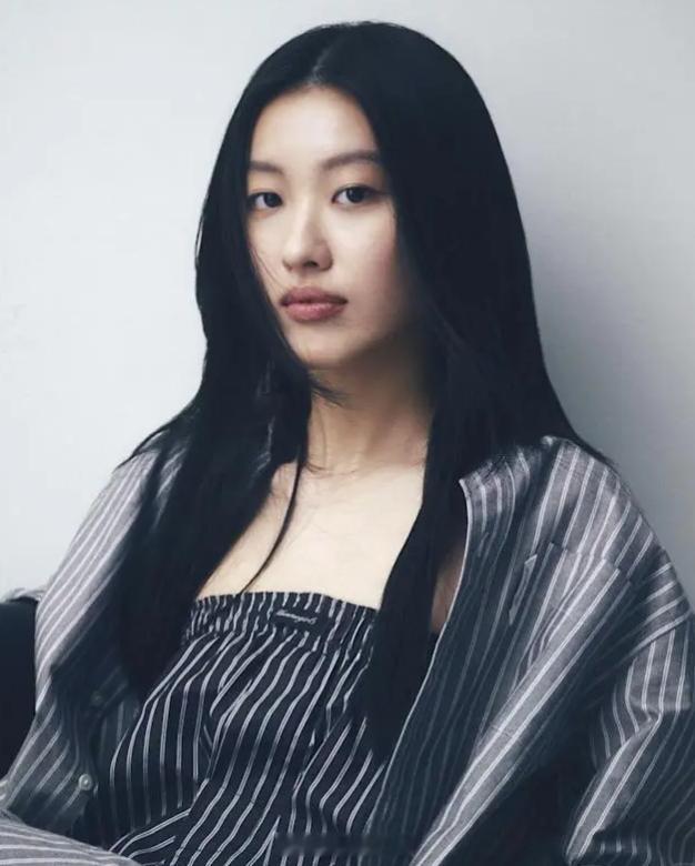 陈奕迅女儿回应靠爸爸名气得奖 据港媒，1月3日，陈奕迅女儿陈康堤出席活动时回应靠