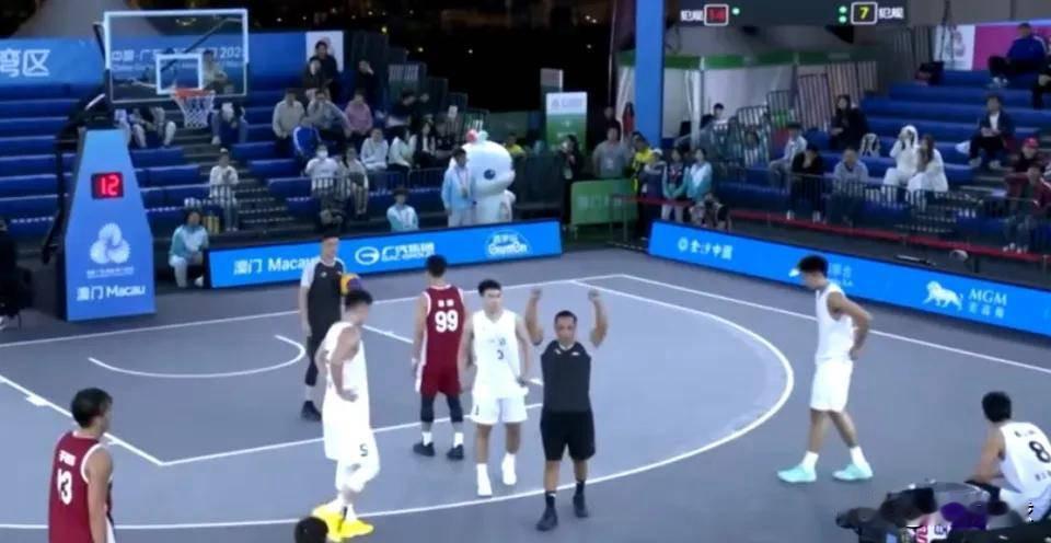 篮球裁判让人敬佩！全运会三人篮球赛硬是吹出了世界排名级别的球赛，领先世界先进水平