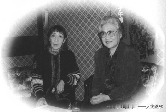 1982年张瑞芳访问日本时，和日本第一位话剧女演员山本安英合影。