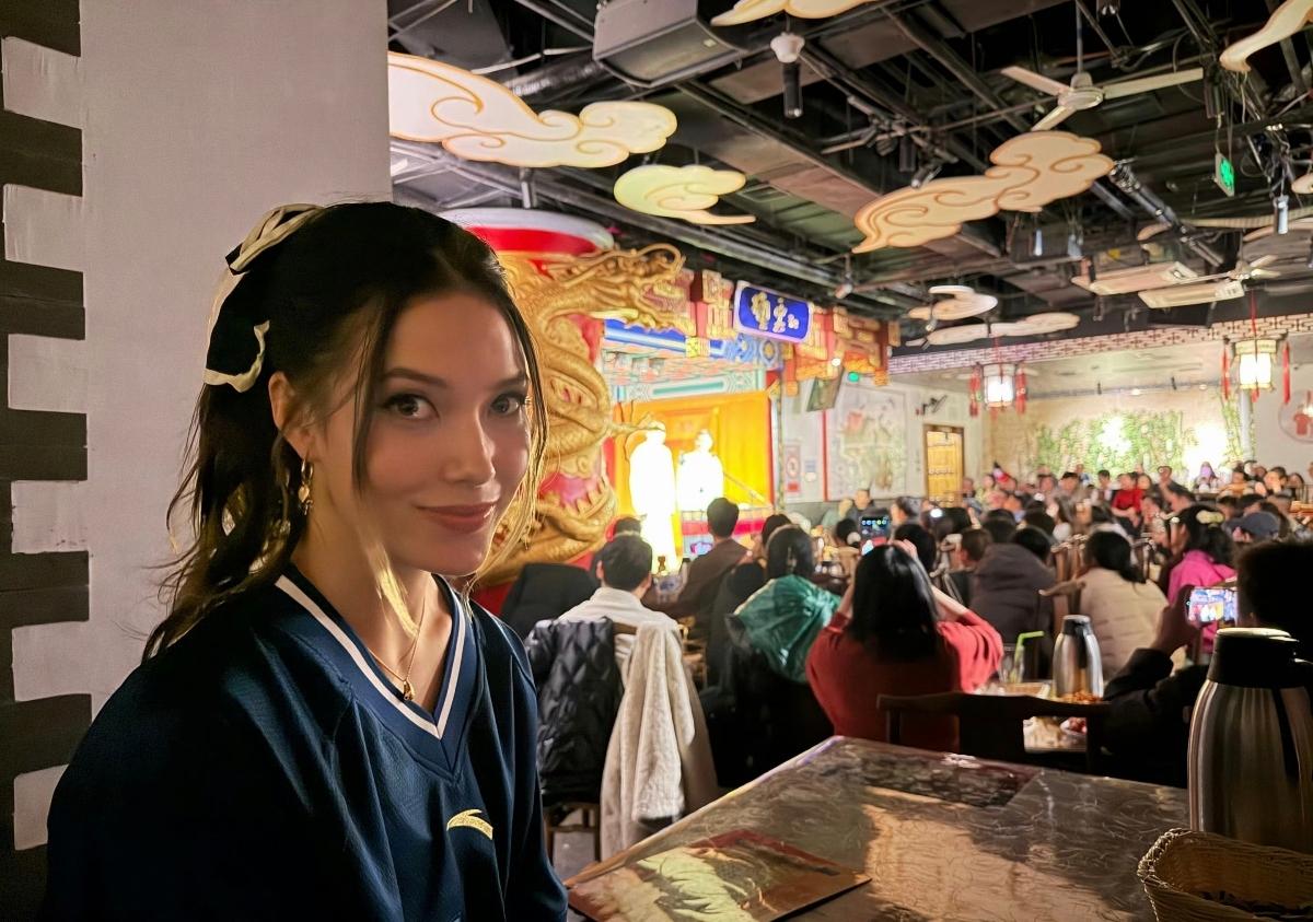 谷爱凌结束了米兰冬奥会之后，在意大利短暂停留，出席了米兰时装周活动。这位赛场上英