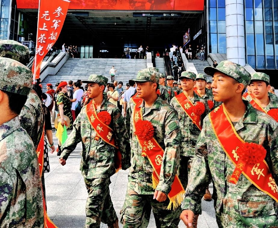 我发小上周蹲征兵办门口灌了三瓶冰可乐，拍着大腿喊“还好我去年考了无人机操作证！”