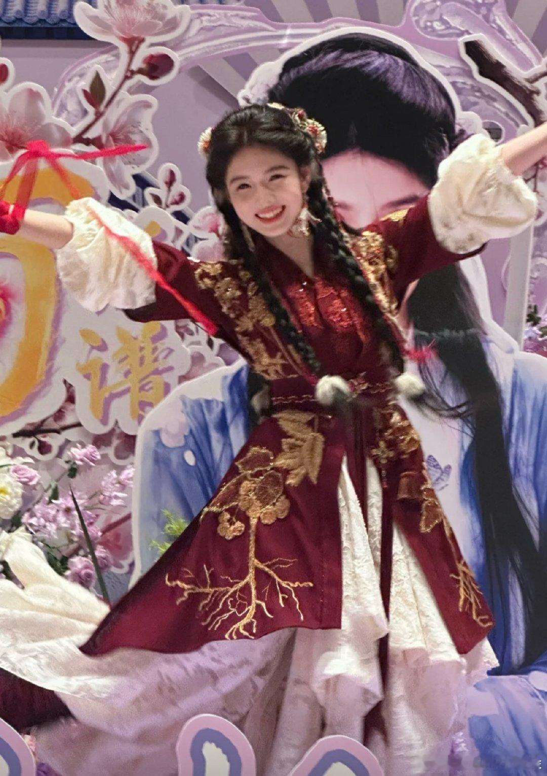 艾米百妖谱这个眉毛是不是画的过于长了，不如开机那天的妆啊！ 
