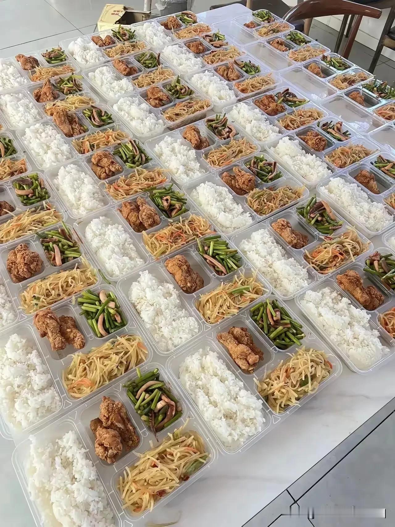 朋友给我发一张图片，问下自己作的盒饭，卖20一份怎么样？我这一看，直接无语了。这