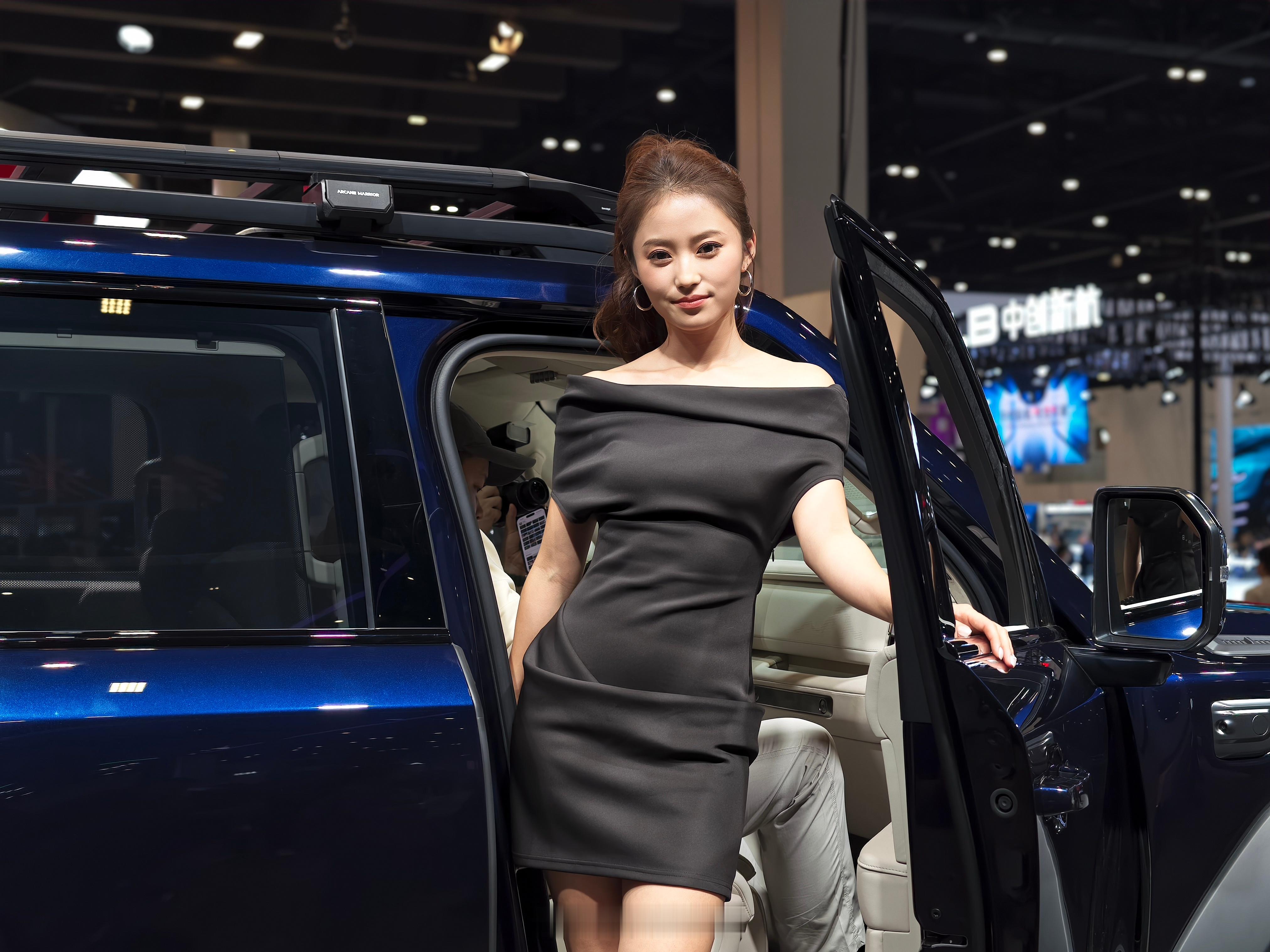 红旗越野正经挺带劲啊，这造型也太不红旗了朋友们，今年车展上我觉得最该让韩哥开出去