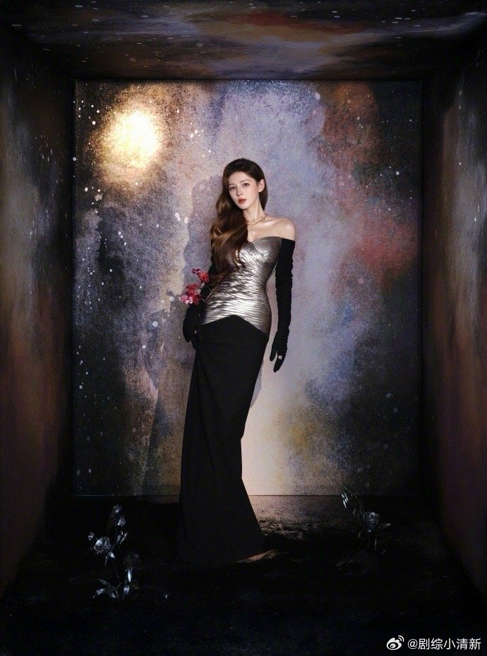 以为张予曦缠了一圈胶带 这身造型第一眼让人疑惑，第二眼直接惊艳！银色装饰像随意缠