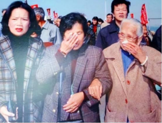 1949年，父母抛下了3个月的婴儿逃往台湾。40年后母亲回来找儿子，却只换来了一
