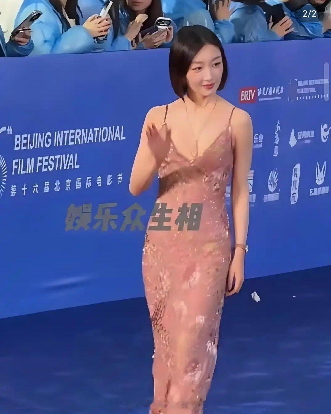 周冬雨年过三十身形才慢慢发育，如今气质越发温婉，满满都是成熟女人韵味了！ 