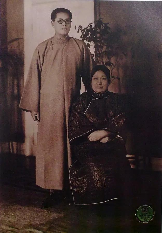 宋子文与母亲倪桂珍的一张合影。