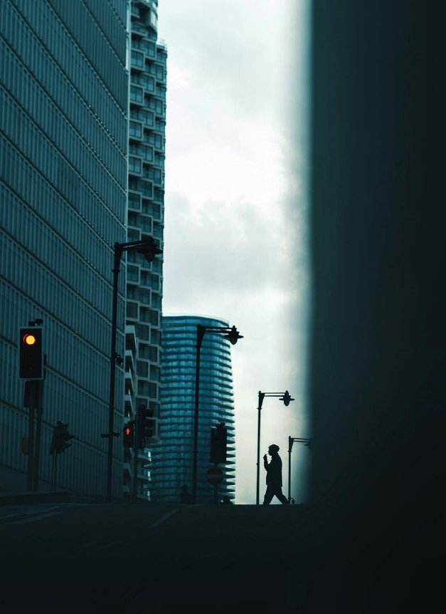 这个世界上每个人都是半人半鬼，凑得太近谁也没法看。—— 东野圭吾 