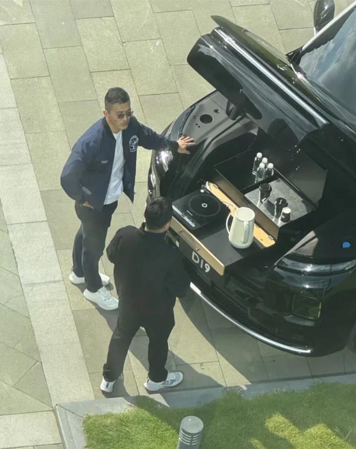 感觉D19前备舱比ES8的高级
零跑D19这个前备舱有点东西，自带220V电源，