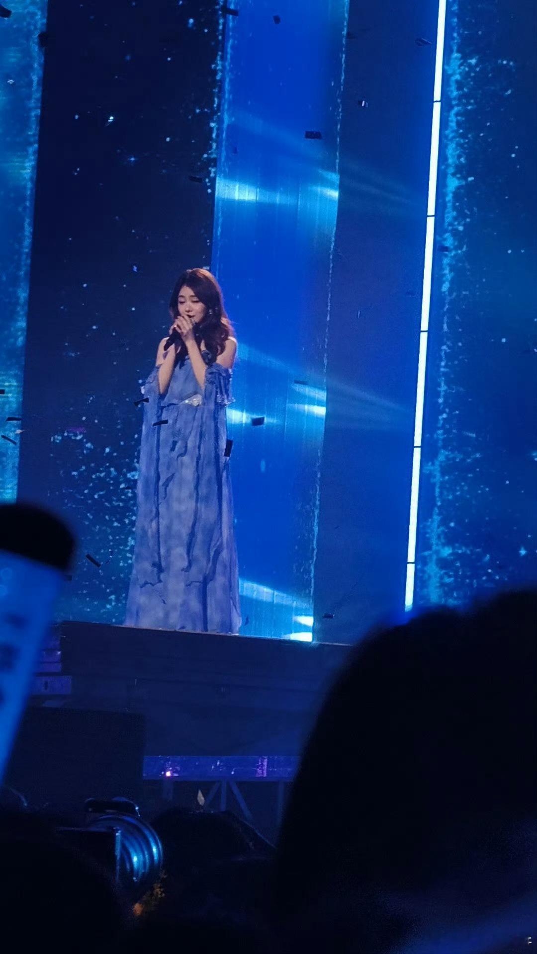 谭松韵首次当演唱会嘉宾把谭松韵打包送去浪姐助演演唱会首秀直接拉高期待值，清甜嗓音