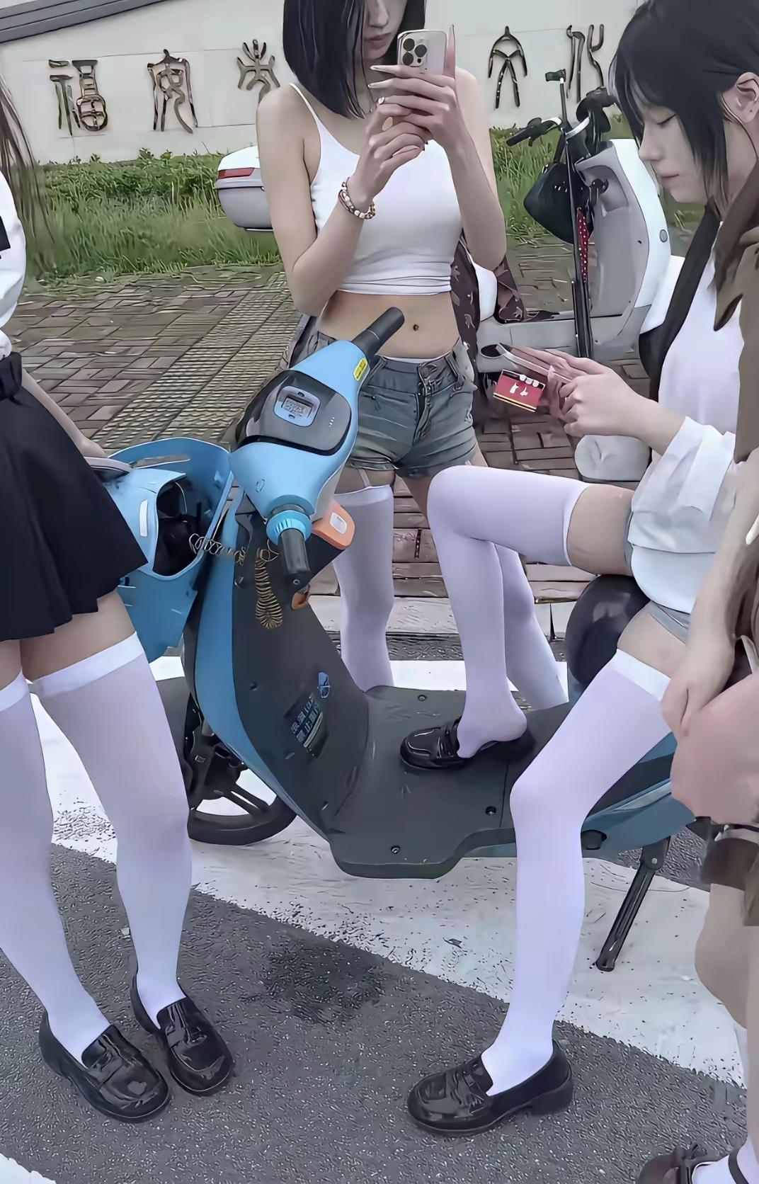 这些精神小妹应该是最没有烦恼的女生了吧！她们应该是阅人无数、技能丰富，她们虽然卡