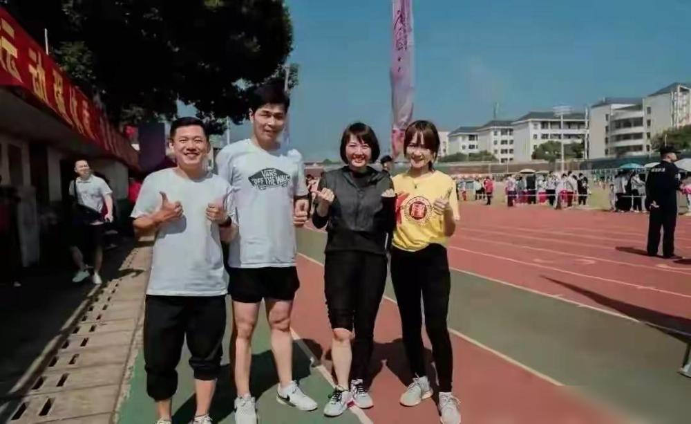 看完真的忍不住想说！1981年的曾医生45岁，博士硕导还爱运动，医术好得患者都盼