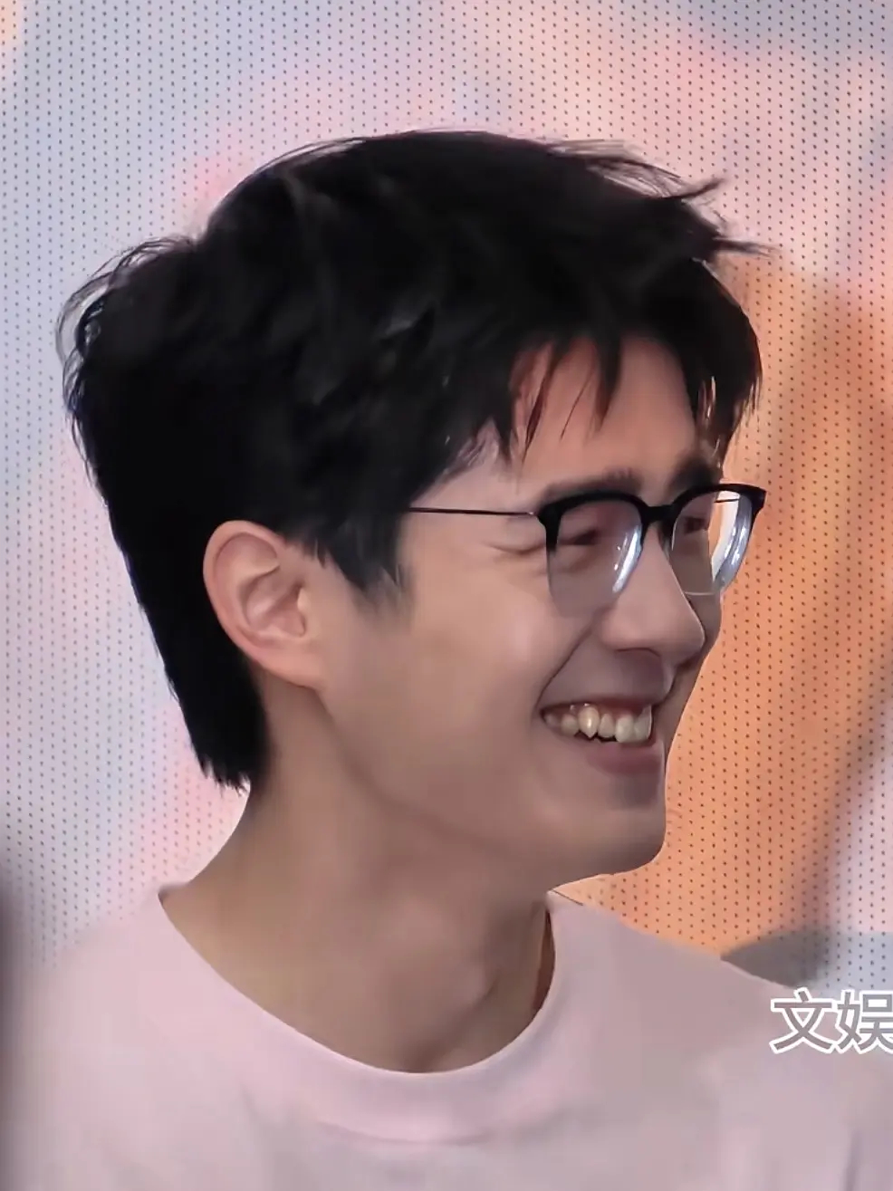 刘昊然现在咋长成李诞了，没有少年感了。 