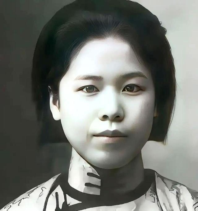 1947年，几个特务，扯下了杨虎城夫人谢葆真的裤子。就在牢房里。当着所有人的面。