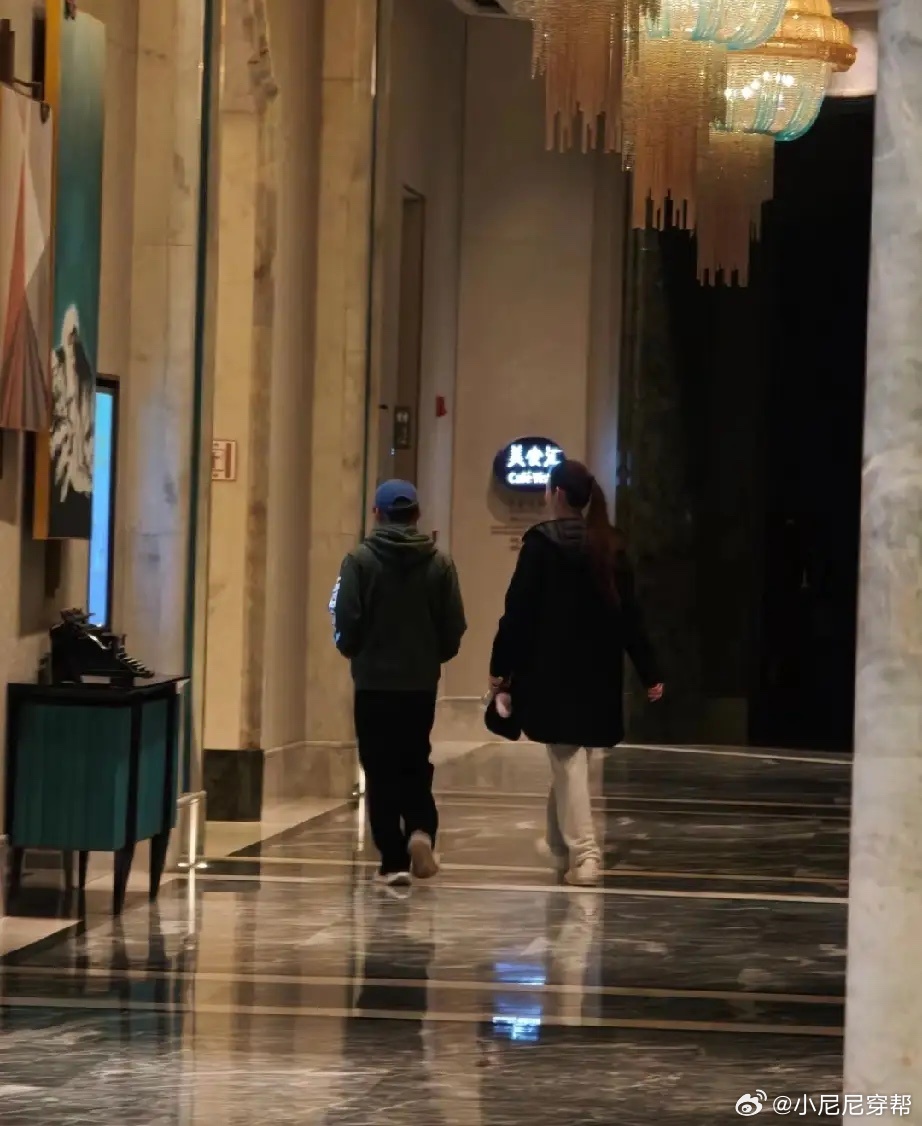 没想到看着瘦小的王宝强，开的车和谈的女友都这么大气。近日王宝强和女友冯清在青岛某