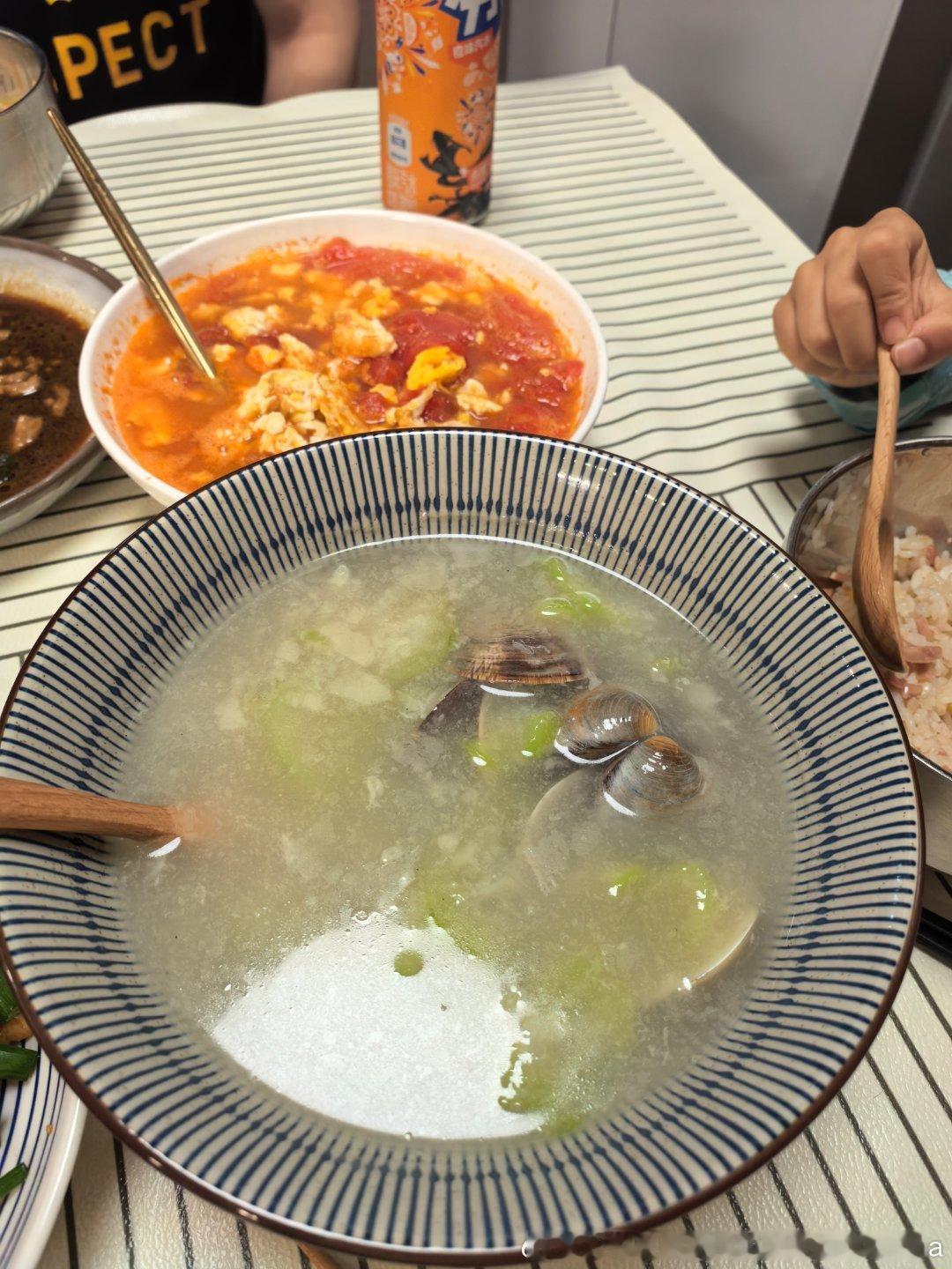 避风塘炒虾 红烧豆腐 西红柿鸡蛋 贝壳丝瓜汤今天菜超好吃午饭要积极