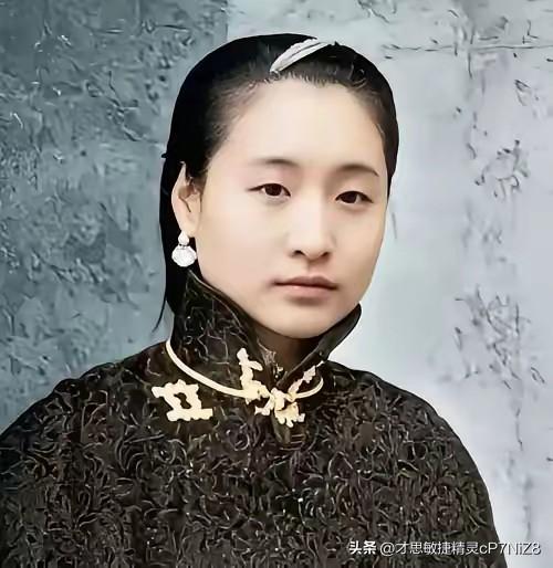 1916年，蔡锷病死了，小情人小凤仙参加完他的葬礼便消失了，直到1998年，她的