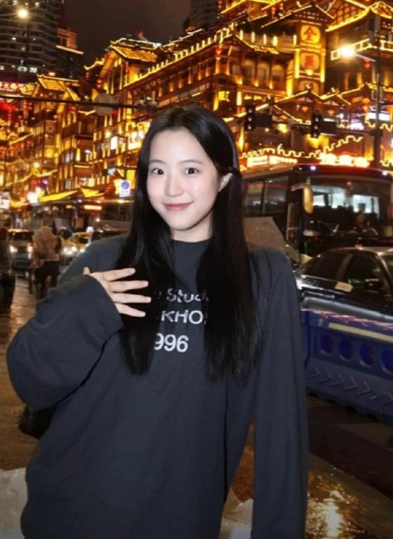 结束wtt重庆冠军赛比赛的申裕斌更新了社媒，视频中晒出了自己去洪崖洞拍的照片，并